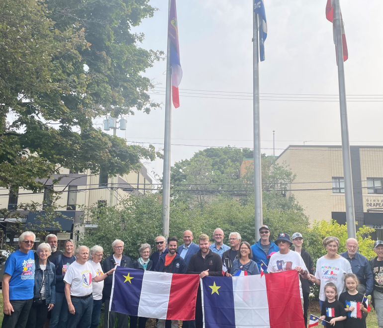 Cérémonie de lever du drapeau pour souligner la Fête nationale des Acadiennes et Acadiens