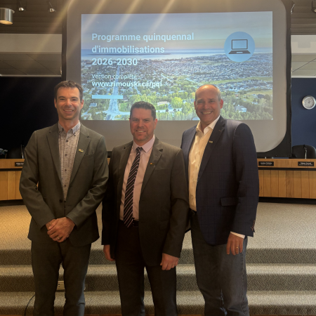 Sur la photo : Marco Desbiens, directeur général de la Ville de Rimouski, Patrick Caron, directeur du Service des travaux publics et Guy Caron, maire. Programme quinquennal d’immobilisations 2026-2030 : plus de 262 M$ en investissements