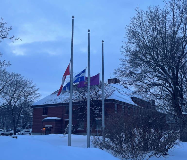 Mise en berne des drapeaux à la suite de la tragédie survenue en Colombie-Britannique
