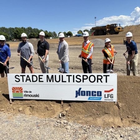Première pelletée de terre officielle du projet de construction du stade multisport