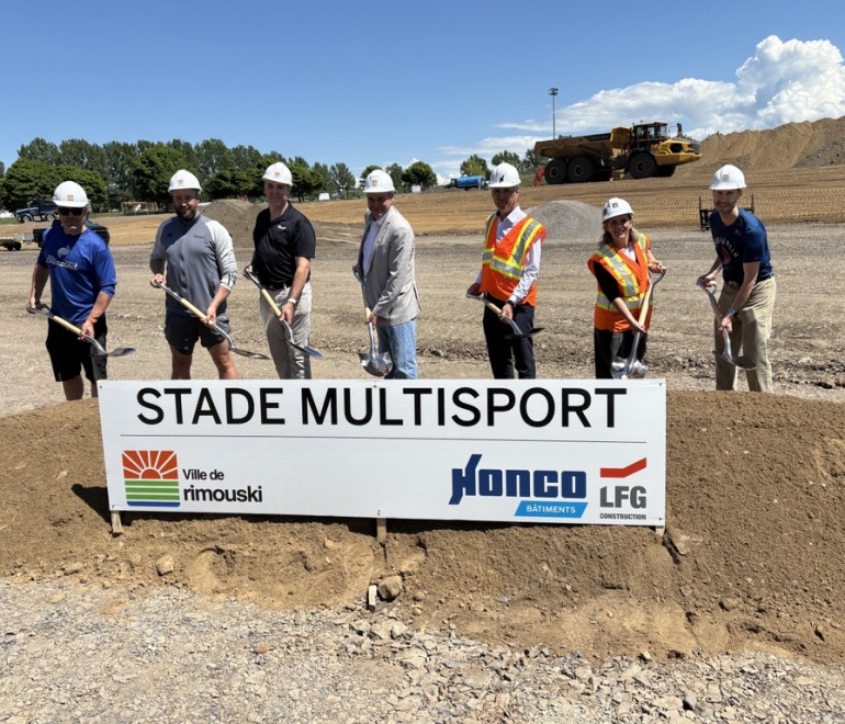 Première pelletée de terre officielle du projet de construction du stade multisport