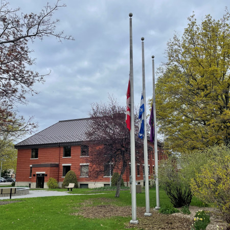 La Ville de Rimouski met les drapeaux  de l’hôtel de ville en berne